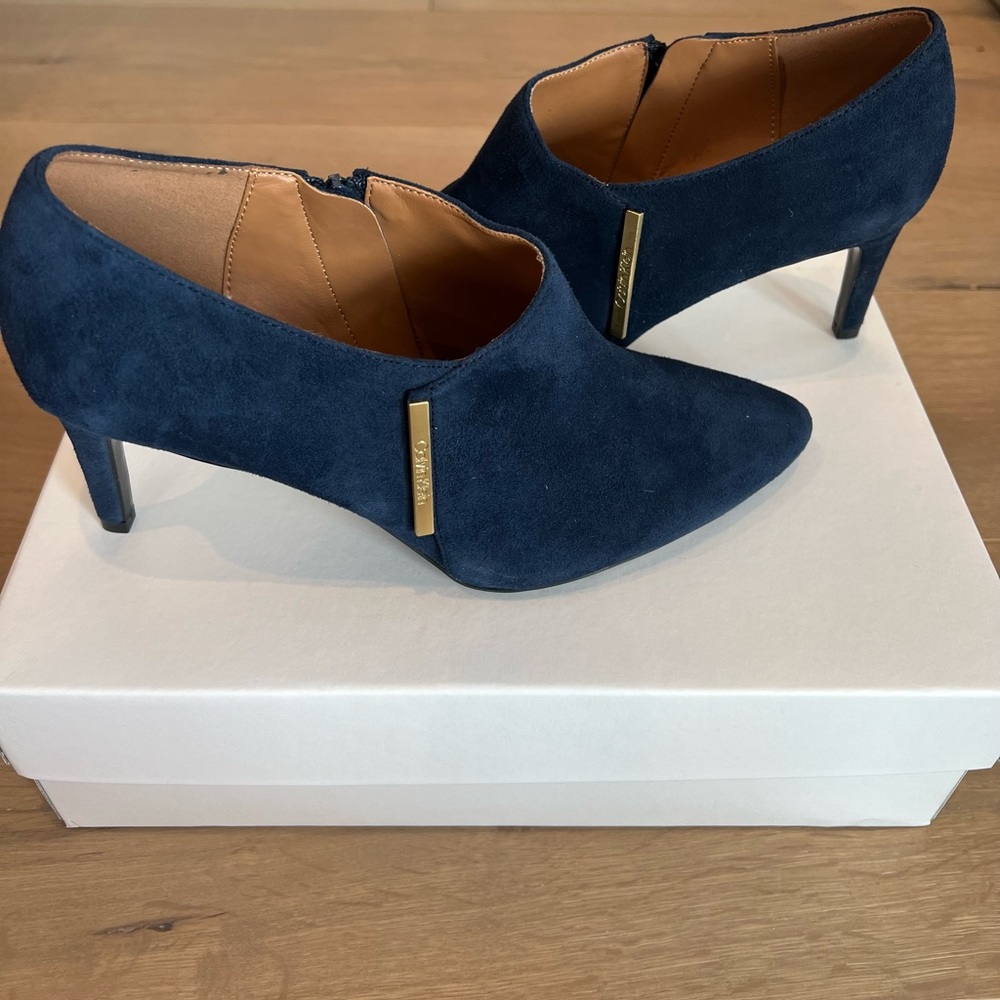 CALVIN KLEIN JEANNA NAVY BLUE SUEDE BOOTIE - SIZE 9